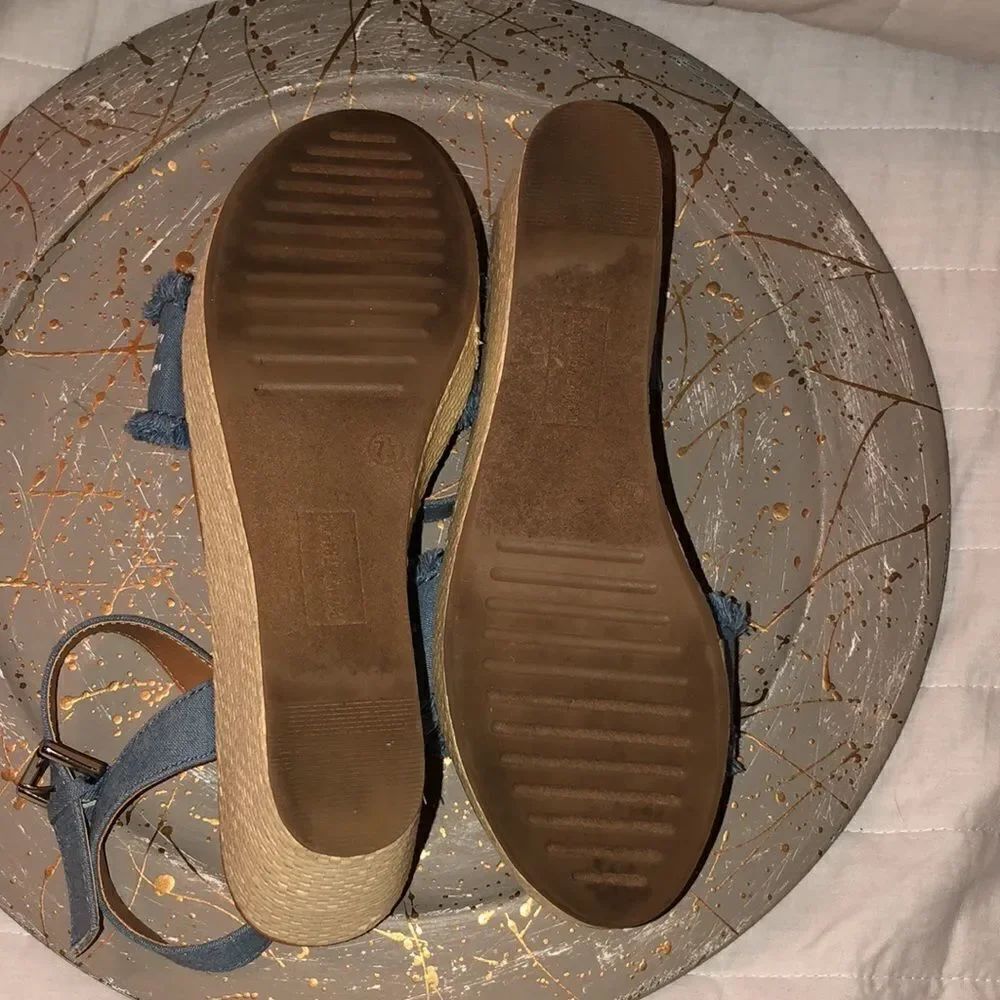 So 7.5 Ice Fish Embroidered Denim Wedge Sandals - Picture 11 of 12